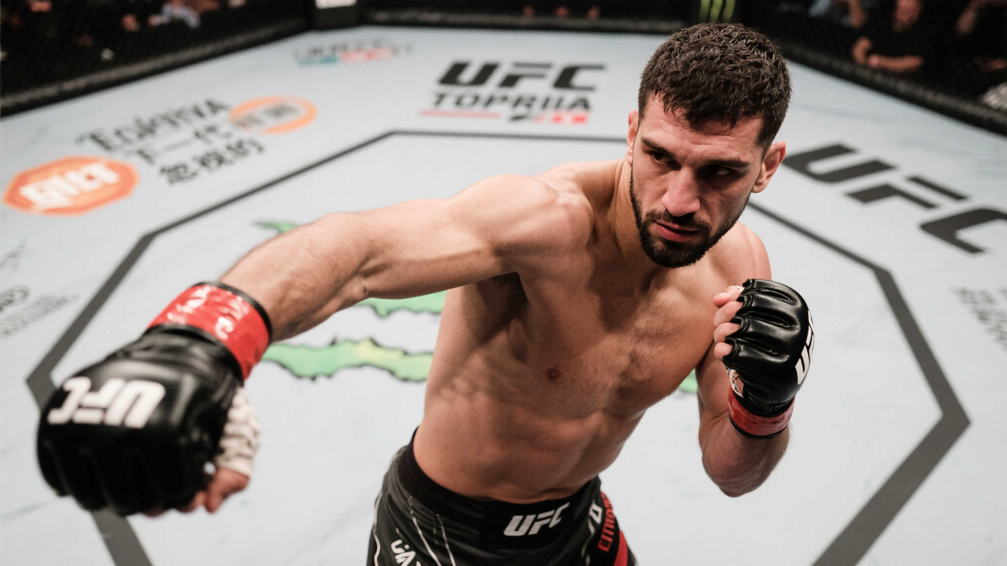 面对奥利维拉，托普里亚能如愿成为UFC轻量级冠军吗？