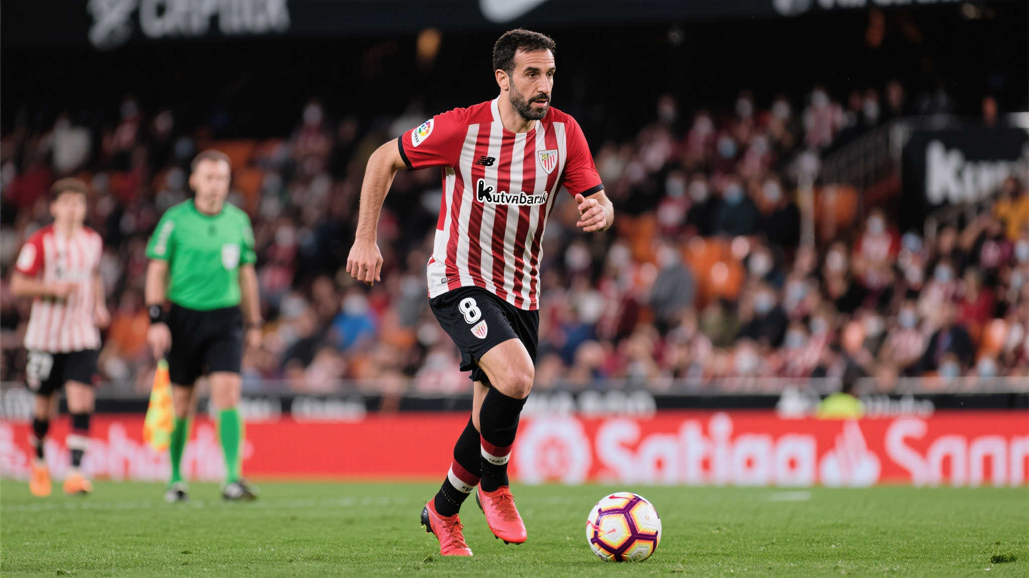 40岁卡索拉西乙低薪助母队冲甲,球衣售额捐青训播未来希望 在职业竞技赛场上,每分每秒都在书写传奇,有些球员选