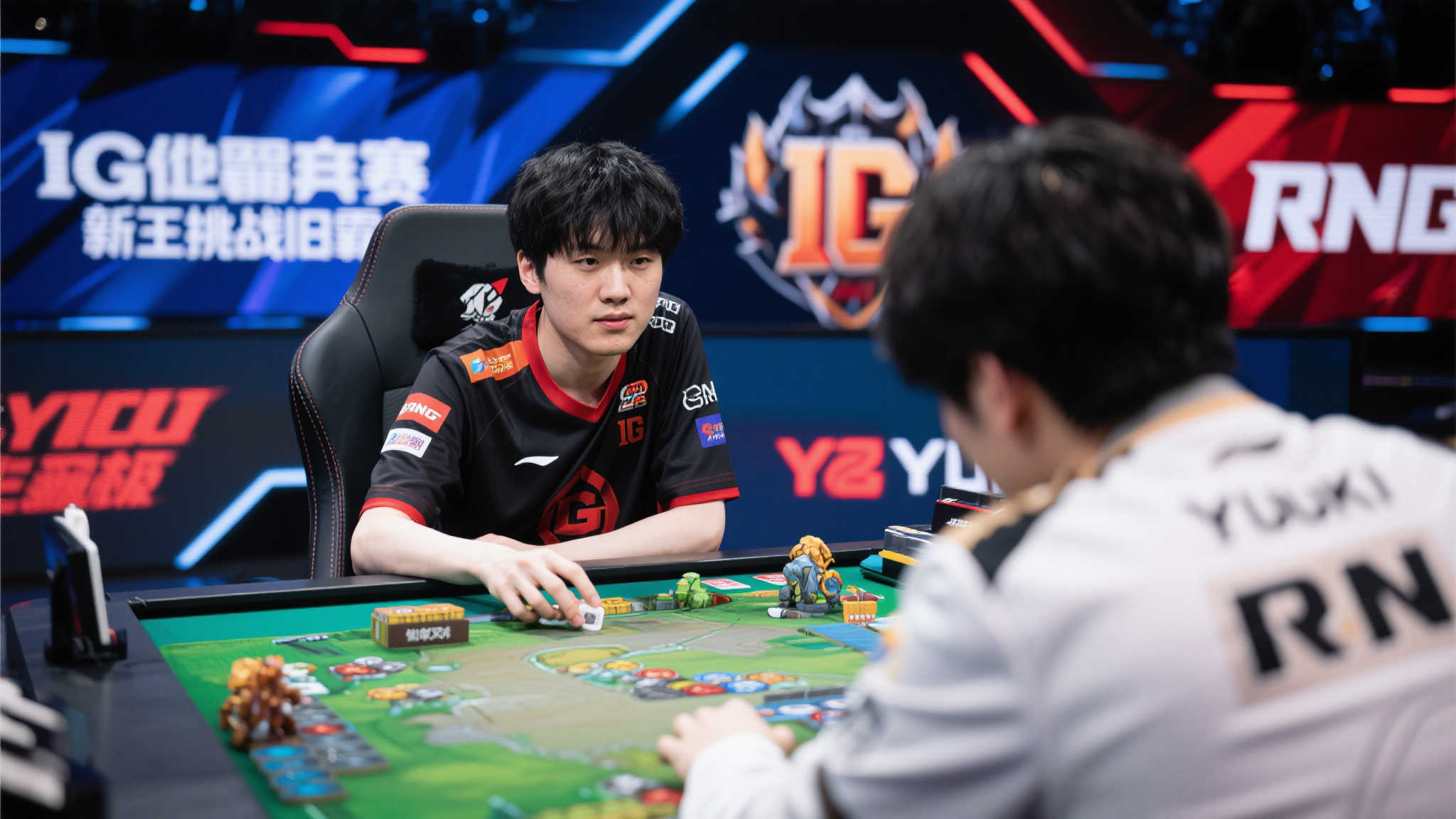 【现场直播】赛段二最佳选手排行榜:Kanavi、小虎、Tarzan领跑前三 同样闪耀的是IG传奇中单,小虎。他以经验丰富、睿智